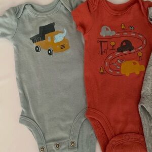 4 Carter’s NB Baby Bodysuits
